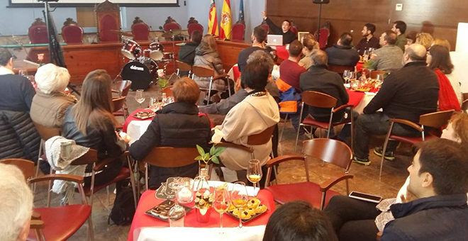 San Valentín llena el salón de  plenos