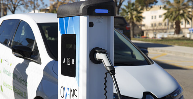 Cheste inaugura un punto de recarga gratuita para vehículos eléctricos