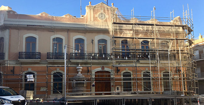 El Ayuntamiento rehabilita su fachada