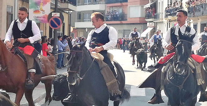 La entrás de las fiestas llenan la calle Chiva