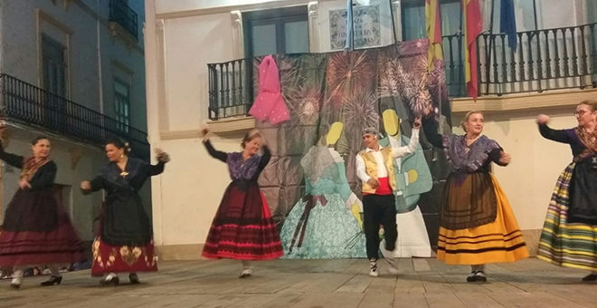 Las Danzas chestanas se exhiben en Pedralba