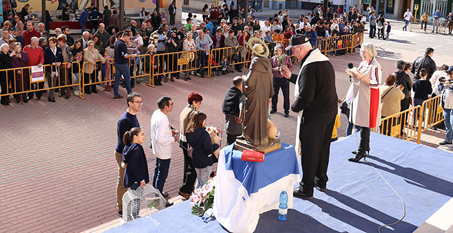San Antón llena la plaza del Mercado