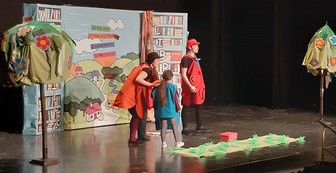 Los alumnos chestan@s practican inglés a través del teatro