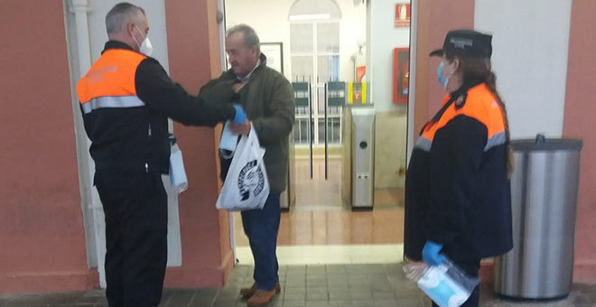 Comienza en Cheste el reparto de mascarillas en el transporte público