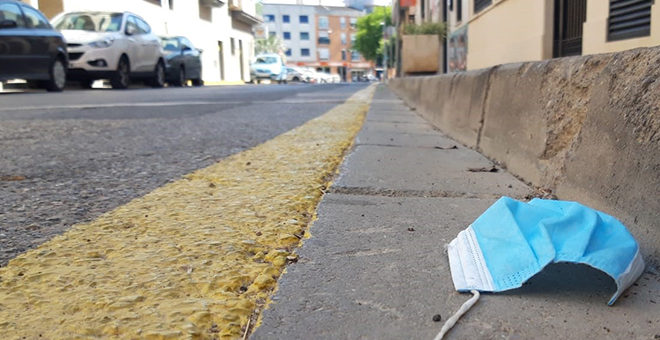 Los guantes y mascarillas por los suelos, un problema actual