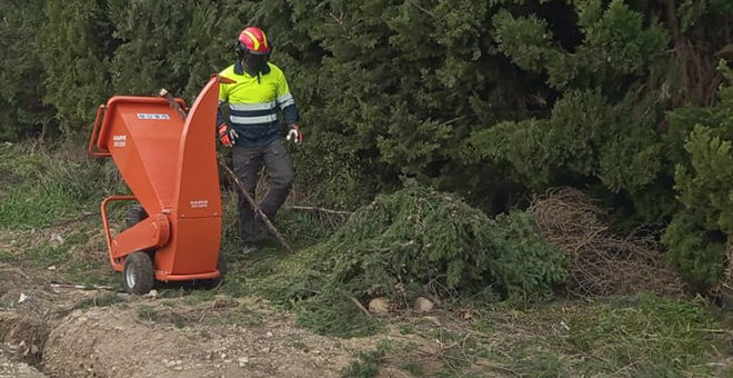 Los servicios municipales se vuelcan para reparar los daños del temporal de viento