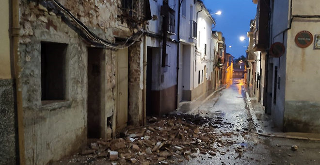Se derrumba parte de dos viviendas en Cheste