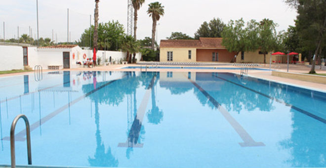Cheste inaugura sus piscinas en plena hora de calor
