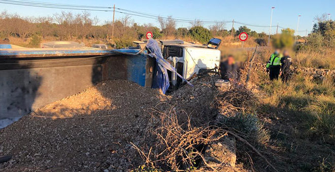 La Policía Local de Cheste rescata a un conductor que quedó atrapado
