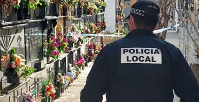 Profanan dos tumbas en el cementerio de Cheste