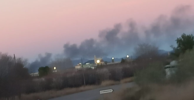 Un incendio calcina una nave de plásticos en Villamarchante