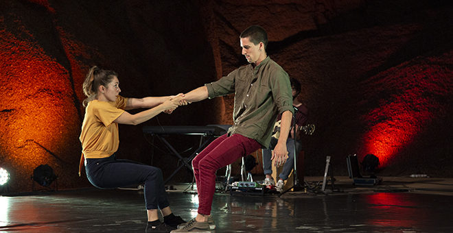 De almacén de garrofa a un improvisado escenario