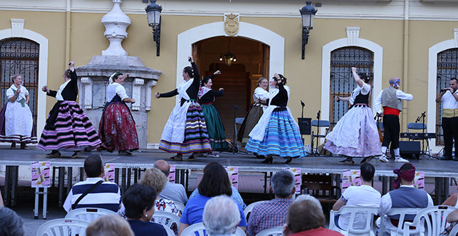Los grupos de danzas de Cheste y Godella muestran sus bailes tradicionales
