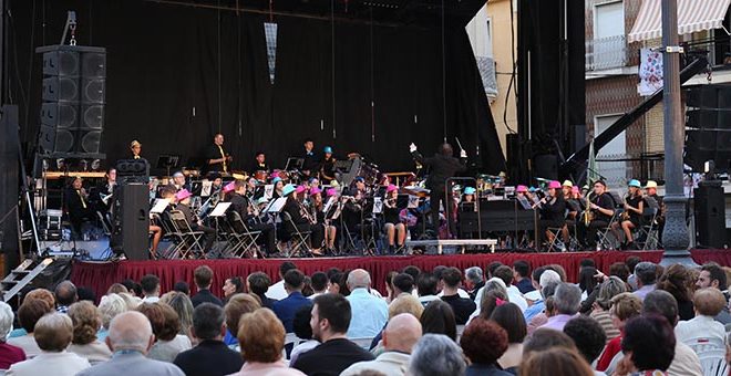 La plaza Doctor Cajal se llena para disfrutar de los Bailables