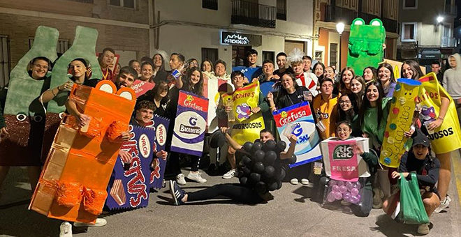 Cheste se llena de color con el concurso de disfraces