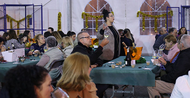 La cata de cavas llena la carpa de Navidad