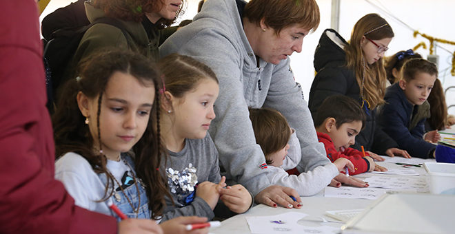 Los peques disfrutan con el taller de decoración navideña