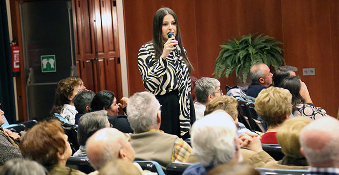 Noah Higón llena el salón de actos de la Fundación cajacheste