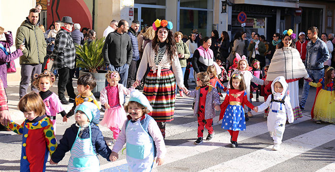 El carnaval escolar llena de color las calles de Cheste