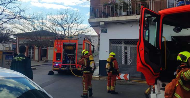 Evacuan a 9 personas de un edificio por incendio en una vivienda