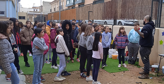 Los centros educativos de Cheste participan en un taller de graffiti