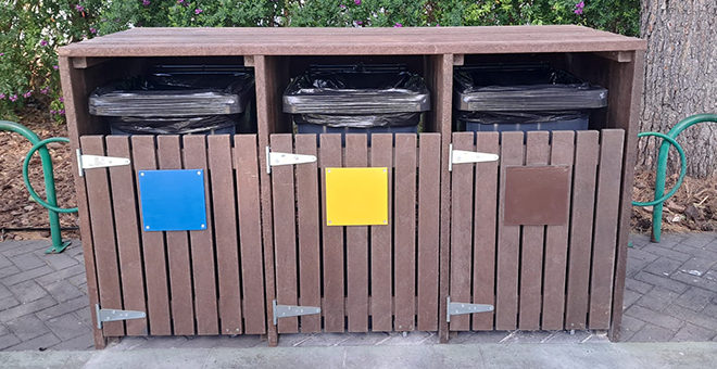 Papeleras fabricadas con envases reciclados