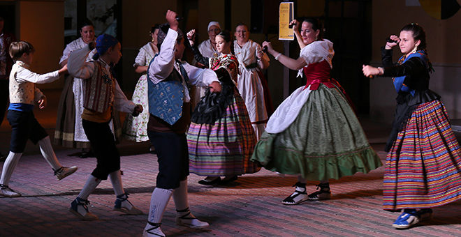 El Grupo de Danzas de Cheste ofrece una actuación en la plaza de la Ermita