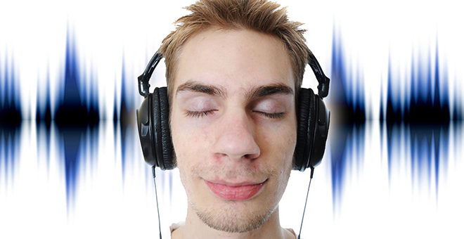 Riesgo de sordera por escuchar música alta con auriculares