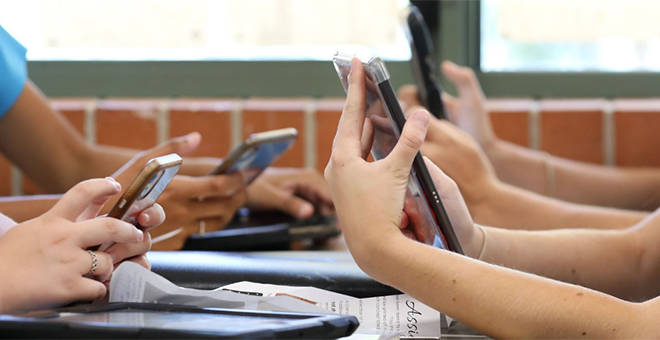 El Consejo Escolar aprueba la propuesta para prohibir los móviles