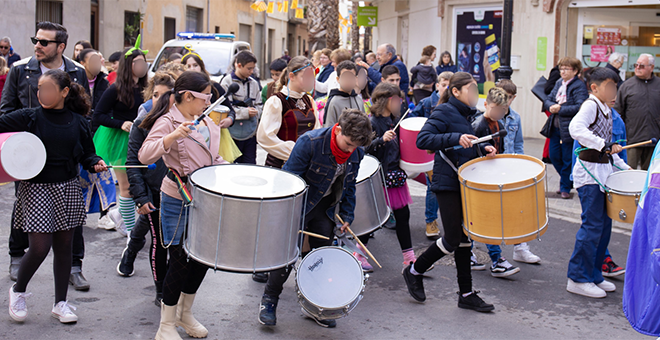 Cheste celebra el Carnaval con un desfile escolar