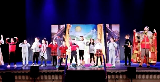 El alumnado de Cheste aprende inglés en el teatro