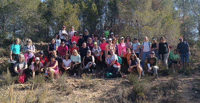 Más de 50 personas participan en la ruta guiada al Portillo Roque
