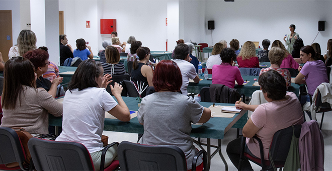 Más de una treintena de personas participan en un taller de aromaterapia