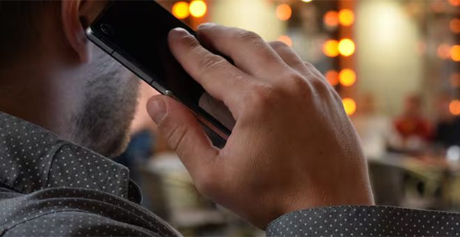 Los peligros de contestar al teléfono con un simple «sí»
