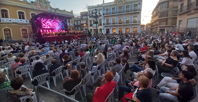 Cheste se llena de color y de música