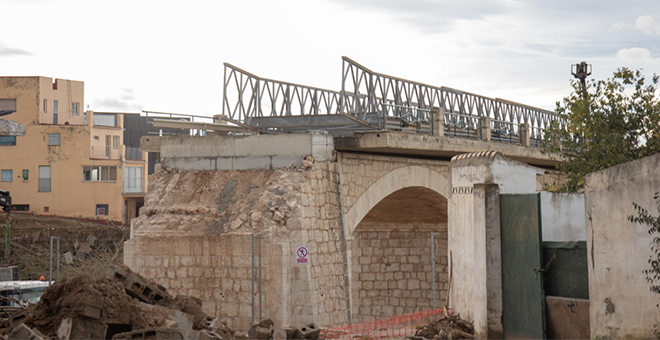 Comienza la instalación del puente provisional en la CV-50