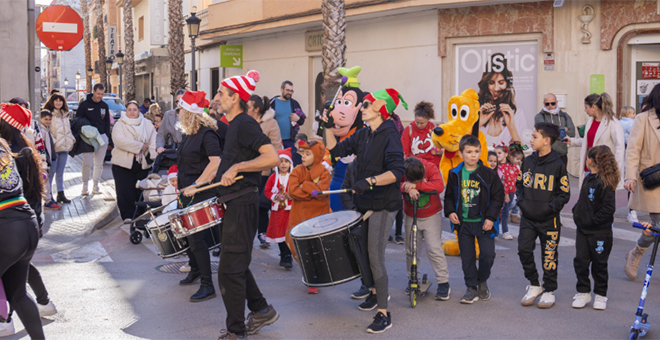 El pasacalle navideño llena de ambiente las calles chestanas