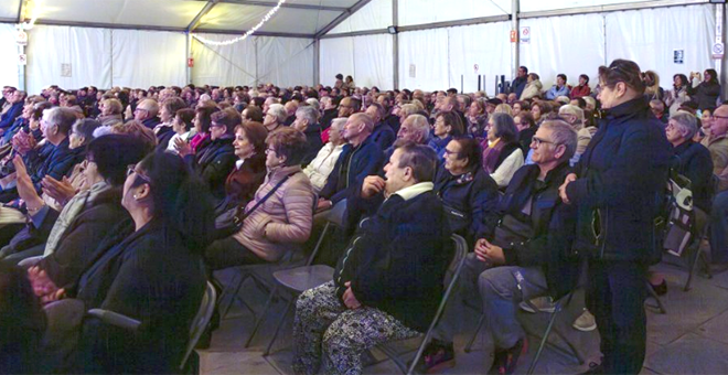 Más de 200 personas mayores asisten al espectáculo “Un viaje por la música”