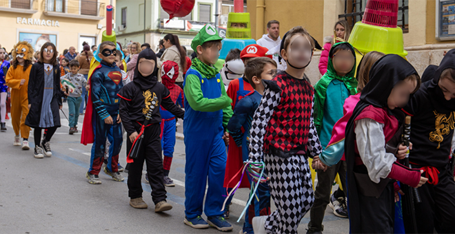 El carnaval escolar recorre las calles de Cheste
