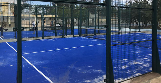 Se renuevan las pistas de pádel del polideportivo