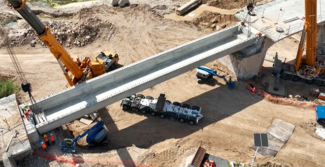 Se instala la viga central del puente de la CV-50