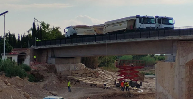 Una prueba de carga evalúa la apertura del puente de la CV-50