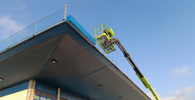 Se inician las obras de reparación del techo del polideportivo tras la DANA