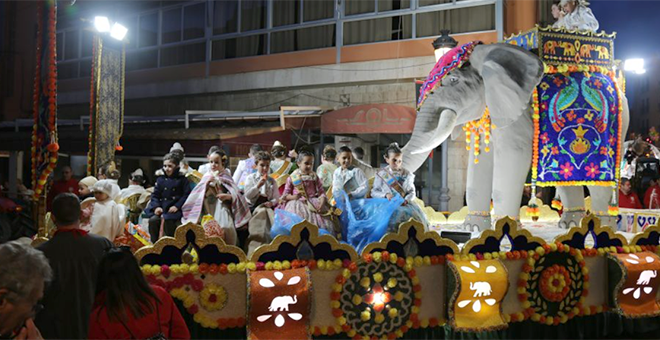 La Cabalgata en honor a San José llena la calle Chiva