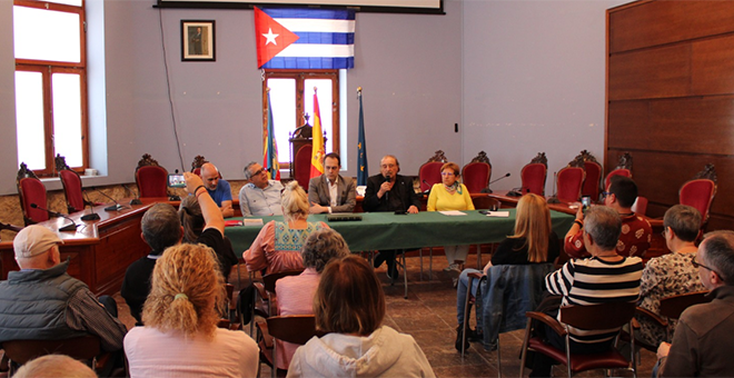 El embajador de Cuba y el periodista Ignacio Ramonet visitan Cheste