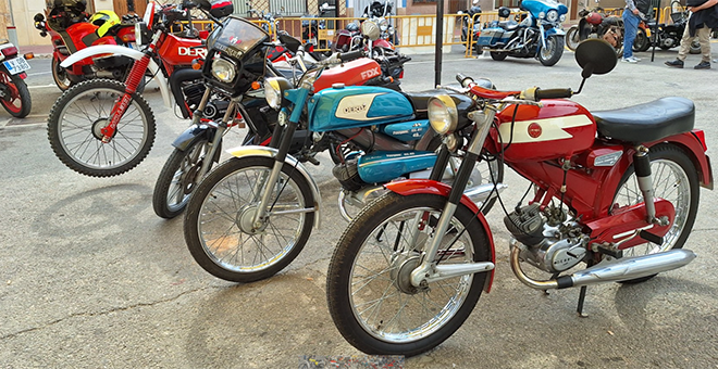 Más de 40 motos clásicas se dan cita en la plaza del Dr Cajal