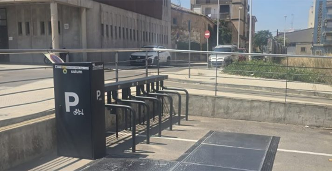 Aparcamiento y punto de recarga solar para bicicletas y patinetes eléctricos